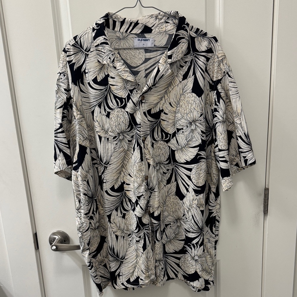 Old Navy Men’s XL Black and Cream Tropical Pineapple Floral Hawaiian Shirt